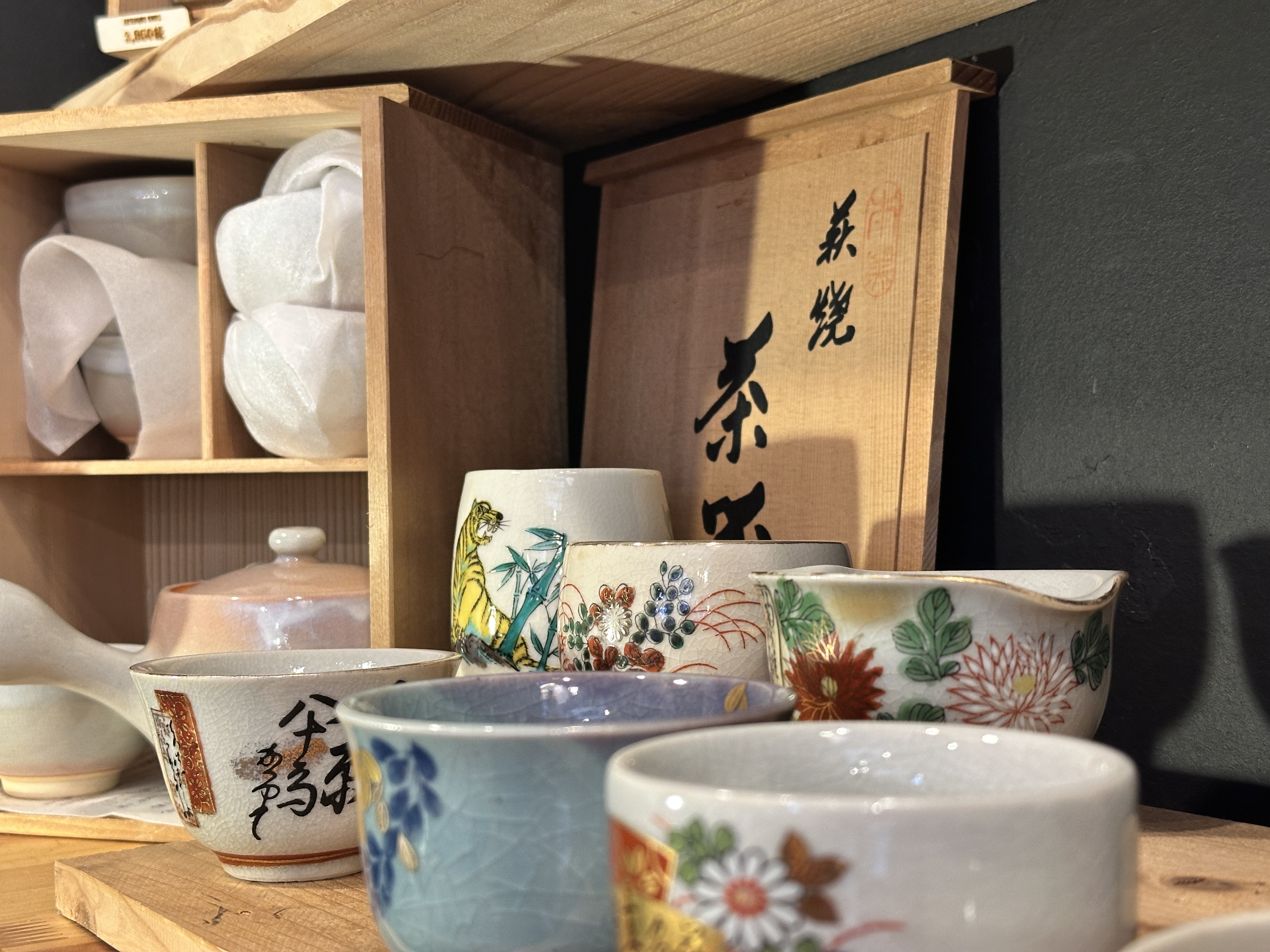 Japanese teacups and ceramic tableware — vintage Kamakura